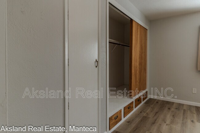 Building Photo - 3007 W Lathrop Rd