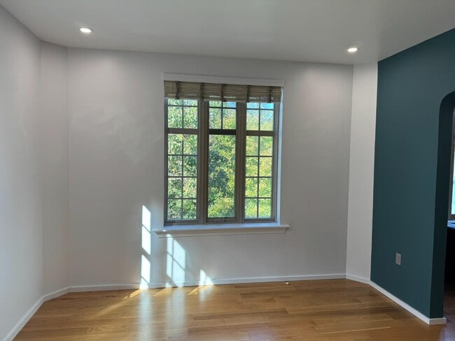 Building Photo - 1525 N Front St