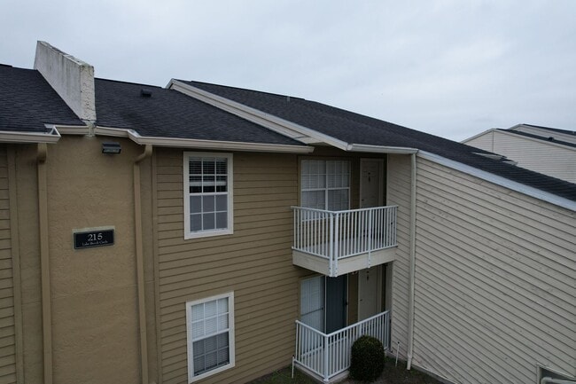 Building Photo - 1 Bedroom - 1 Bath - 2nd Floor - Community...