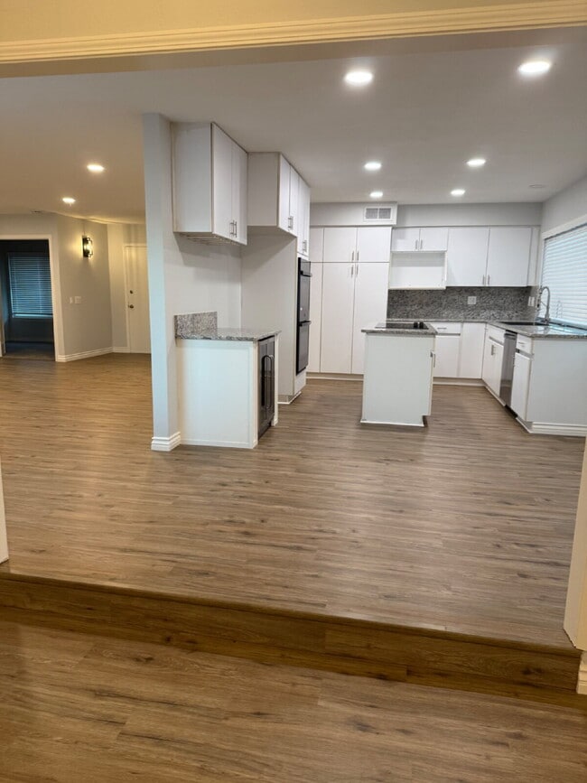 Building Photo - Beautifully remodeled home - Must see!   1...