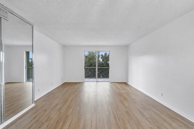 Building Photo - 9101 W Sample Rd