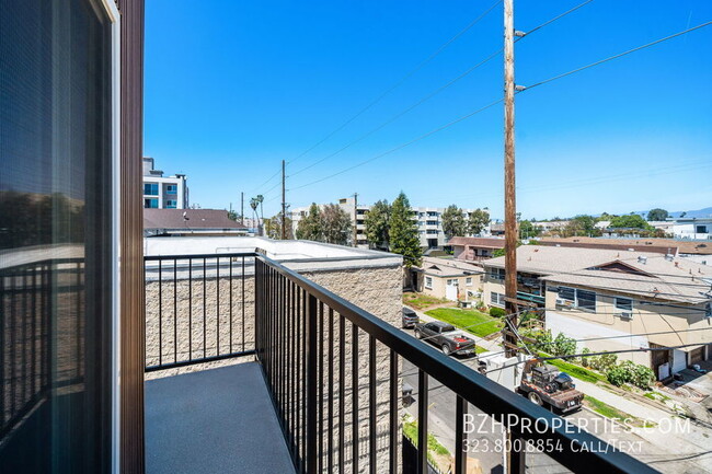 Building Photo - Beautiful Modern Duplex in the heart of No...