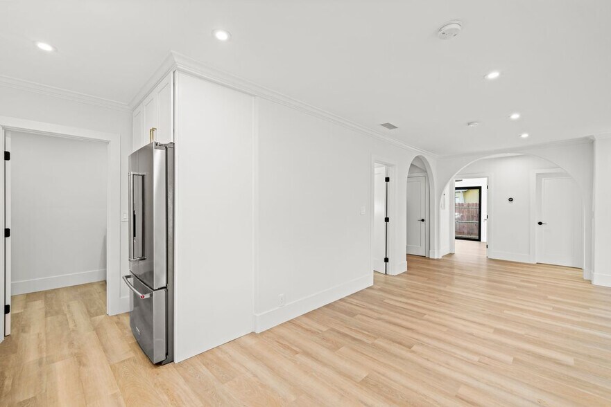 Building Photo - 16243 Chatsworth St