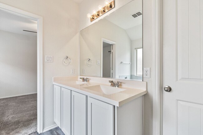 Building Photo - Great 4 Bdrm 2 Bath Home in Aubrey Tx