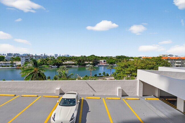 Building Photo - 2555 Collins Ave