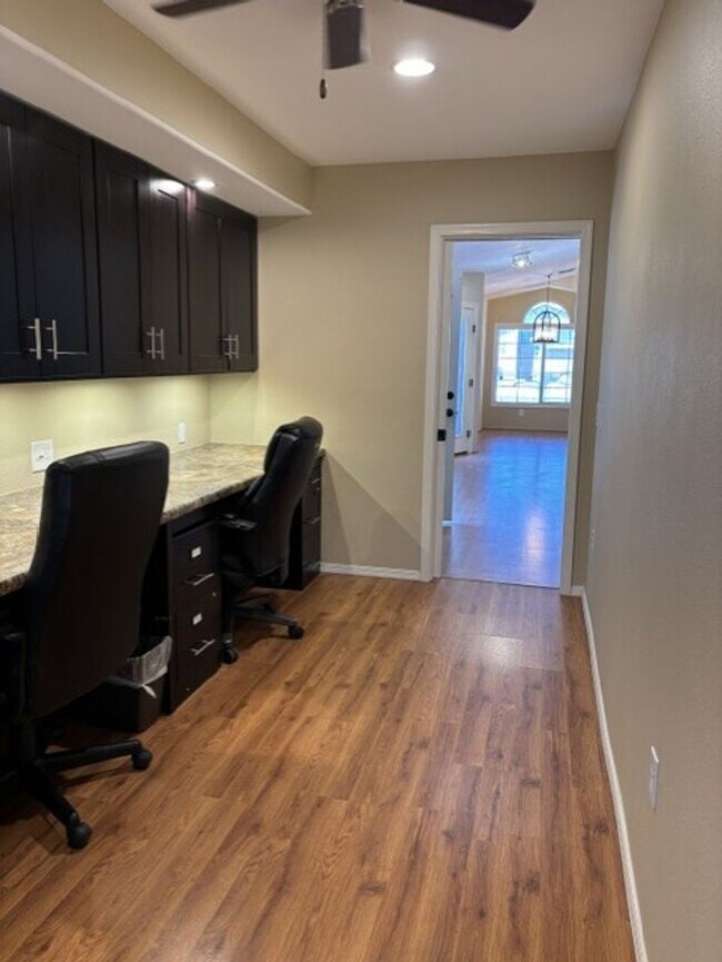 Building Photo - LOVELY SINGLE LEVEL 3 BEDROOM W/DEN 2 BATH PEORIA HOME VERY CLEAN!