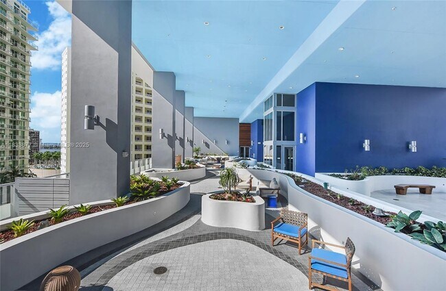 Building Photo - 1300 Brickell Bay Dr