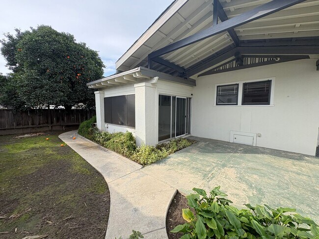 Building Photo - Classic vintage home walking distance to downtown Visalia!