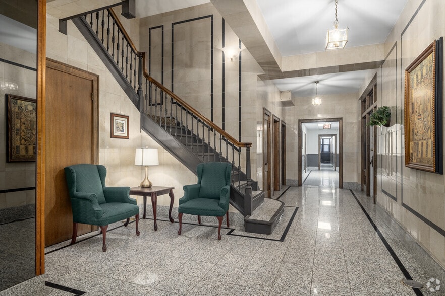 Lobby Photo - 2256 N. Cleveland