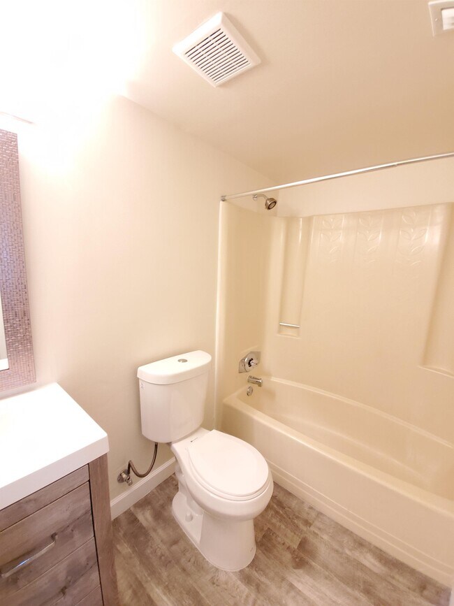 Building Photo - 6040 Shaker Wood Cir