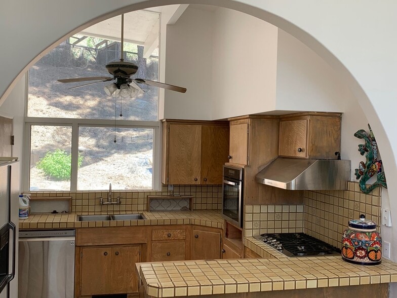 Kitchen with brand new appliances - 10458 Pearson Pl