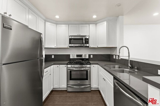 Building Photo - 6212 Fulton Ave
