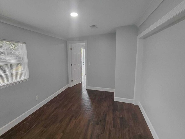 Building Photo - 785 Balfrey Dr S