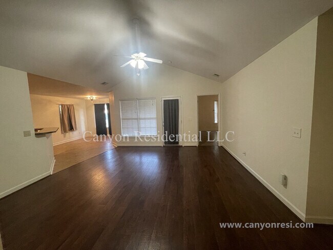 Building Photo - 1604 Cedrow Dr