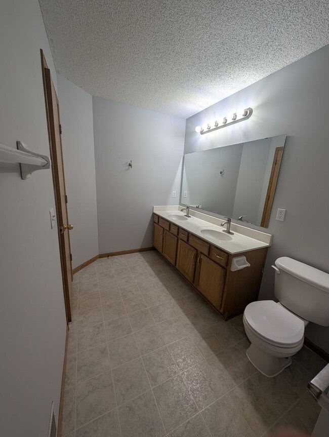 Building Photo - Updated 3BR Townhome in Eagan – Close to S...