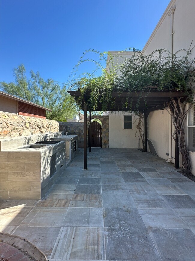 Building Photo - 7461 Plaza Redonda Dr