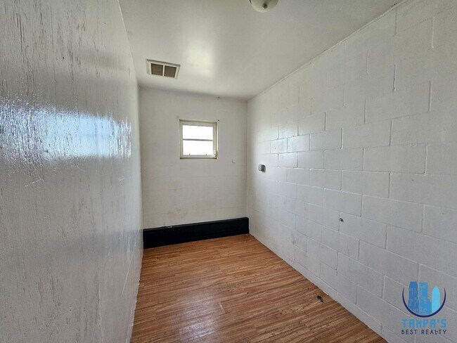 Building Photo - 4 Bedroom, 3 Bath HOUSE with a detached 1 Bedroom and 1 bath in Lakeland *MOVE-IN SPECIAL*