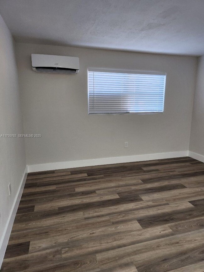 Building Photo - 25 W 6th St