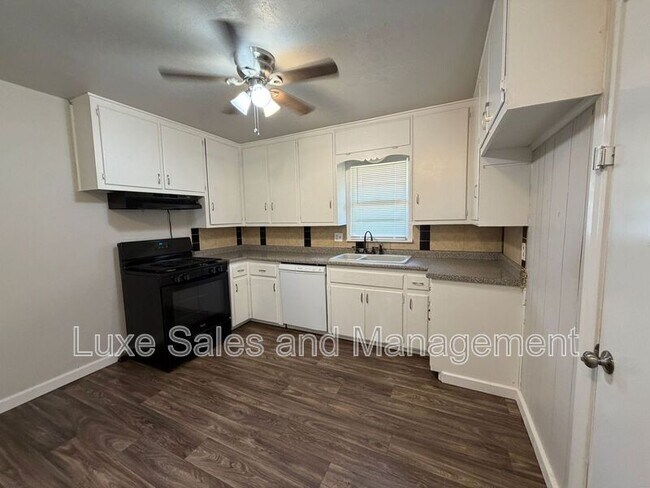 Building Photo - 221 E Kerr Dr