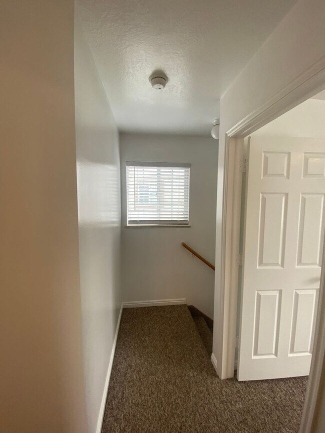 Building Photo - 1556 Talon Dr