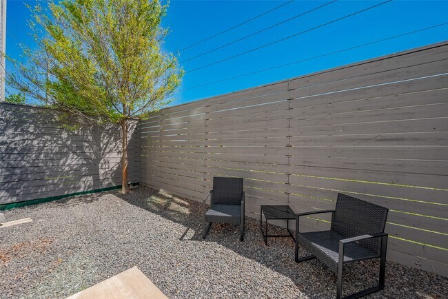 Building Photo - 5919 E Post Oak Ln