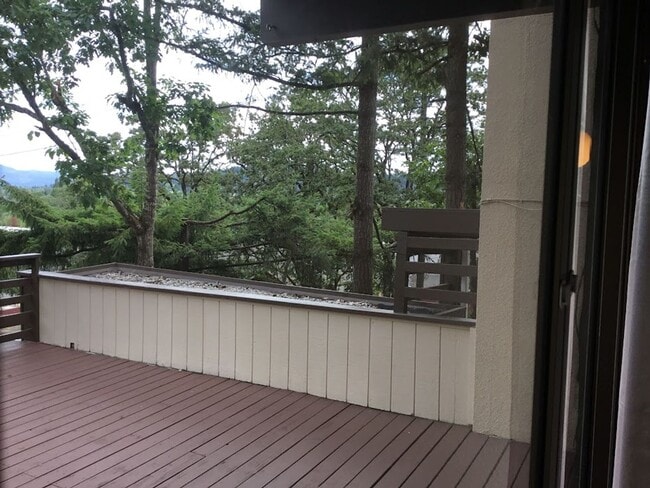Building Photo - Beautiful 2 Bedroom, 2.5Bathroom Duplex Located Near Amazon Park