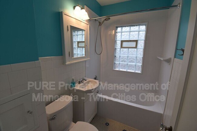 Building Photo - 2727 Queen Ave N
