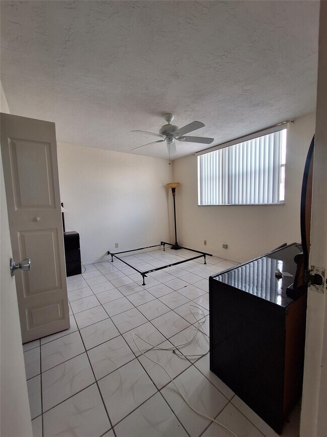 Building Photo - 2821 Somerset Dr