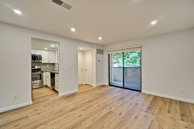 Building Photo - Recently upgraded Condo in a highly desirable location in Sunnyvale.