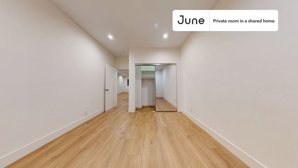 Building Photo - Private bedroom in 4 bed/4 bath Home