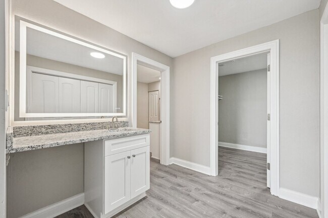 Building Photo - 1406 Busse Rd