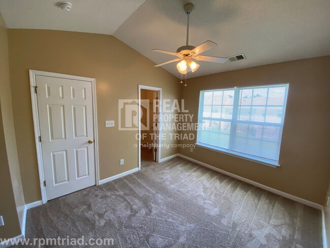 Building Photo - $250 OFF MOVE IN SPECIAL! Spacious 3BR/2.5...