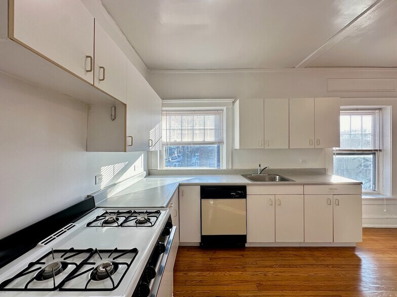 Building Photo - 2306 W Wilson Ave