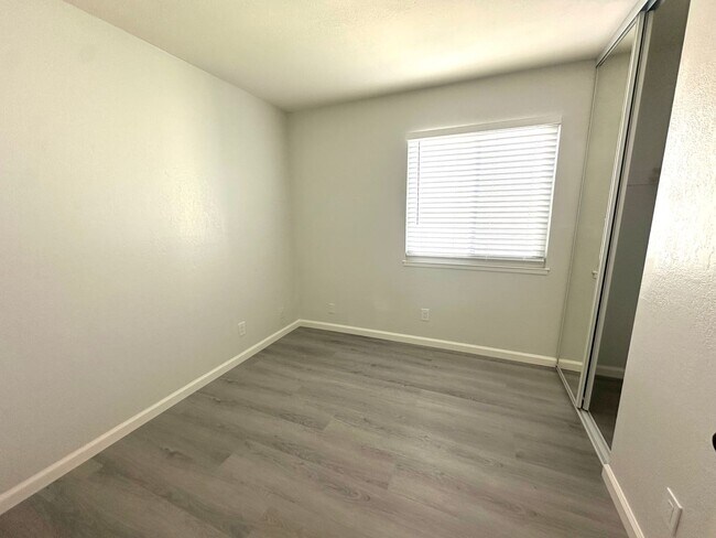 Building Photo - Come see this beautiful completely remodeled 3 bedroom 2 bath home, ready for you to move in today!