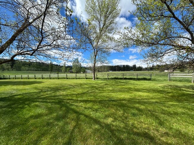 Building Photo - Breathe Taking Views with this 4 bed 3.5 bath home!