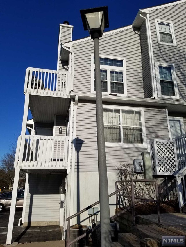 Building Photo - 9 Fox Run Dr