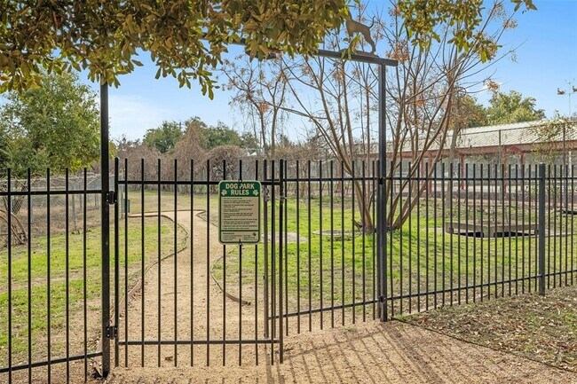 Building Photo - 13420 Lyndhurst St