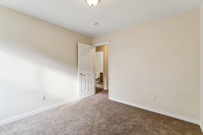 Building Photo - 2036 E Oakridge Ct