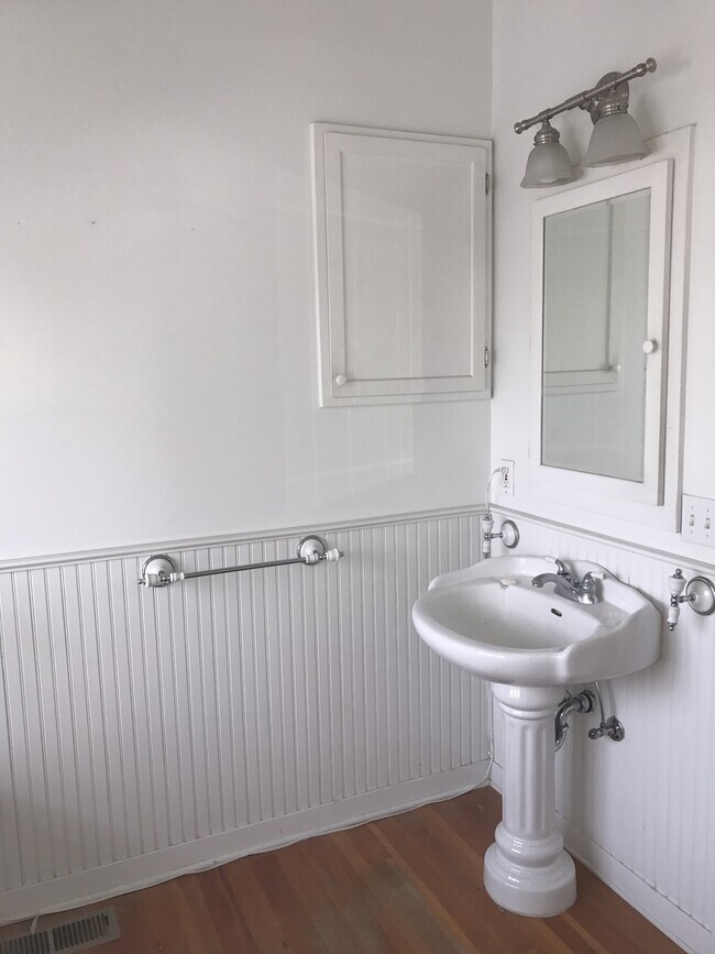 Building Photo - Large, Centrally Located Craftsman Home in...