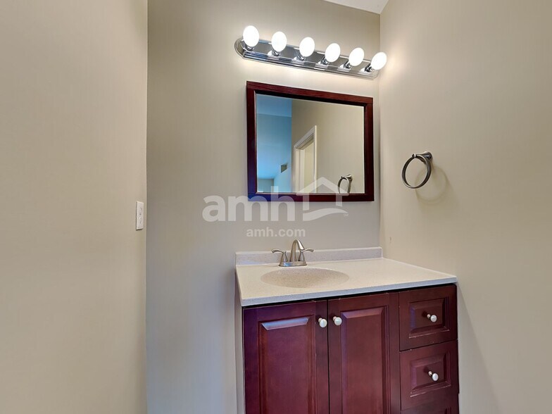 Building Photo - 8428 Stratford Ct