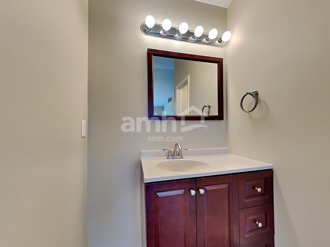 Building Photo - 8428 Stratford Ct