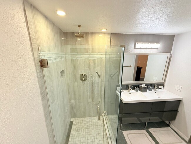 Building Photo - Huge Loft-Style 1 bed 1.5 Bath for Rent in...