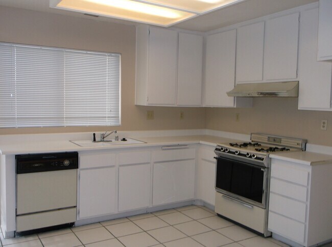 Building Photo - 7245 Great Oak Ave