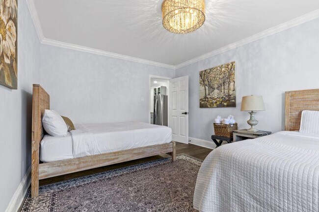 Building Photo - 822 Parkwood Ave