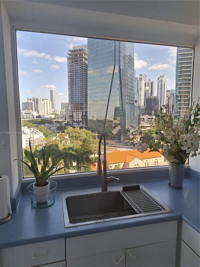 Building Photo - 1541 Brickell Ave