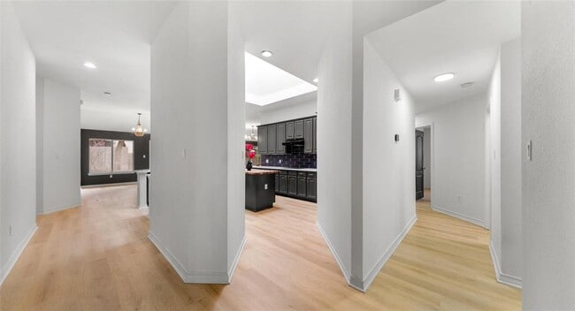 Building Photo - 2527 Crenshaw Dr