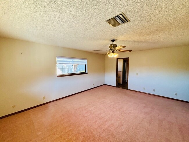 Building Photo - 527 Westlake Dr