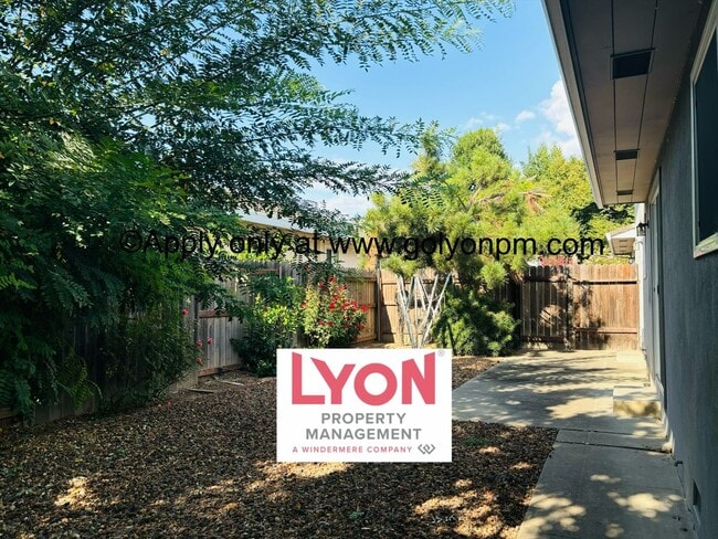 Building Photo - Spacious 2 bedroom, single level duplex in...