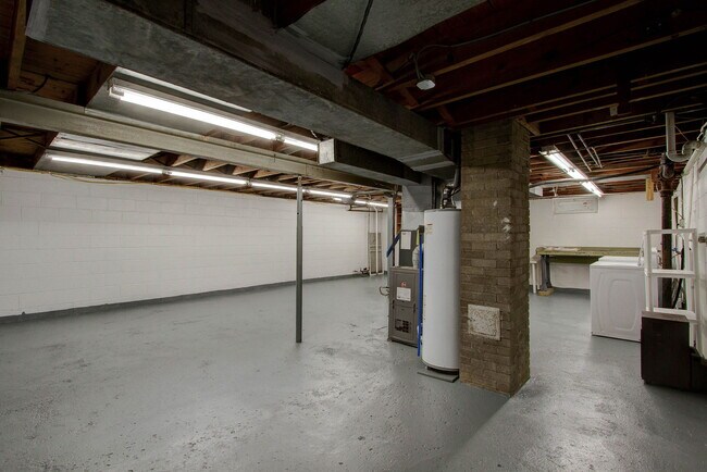 Building Photo - 5628 Norwaldo Ave