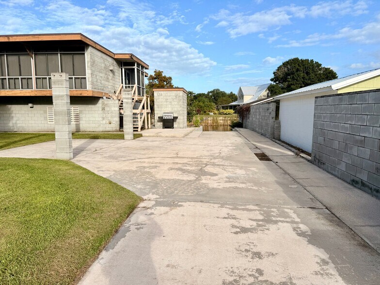 Building Photo - 160 N Lakeview Dr